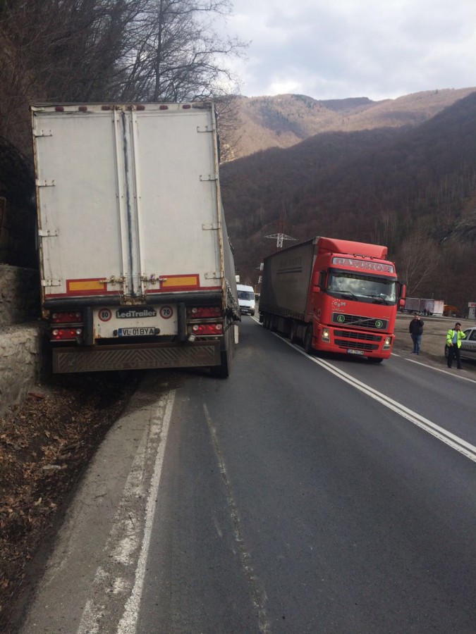 ACTUALIZARE. Accident pe Valea Oltului. Traficul s-a reluat | foto video