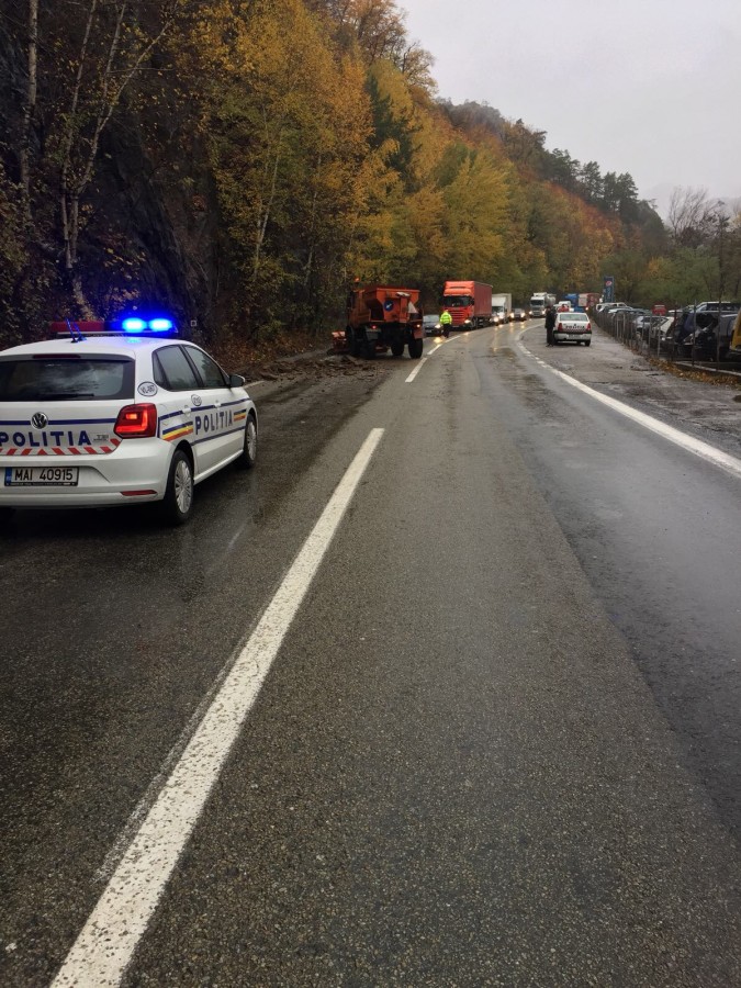 Valea Oltului. Trafic îngreunat din cauza căderilor de pietre