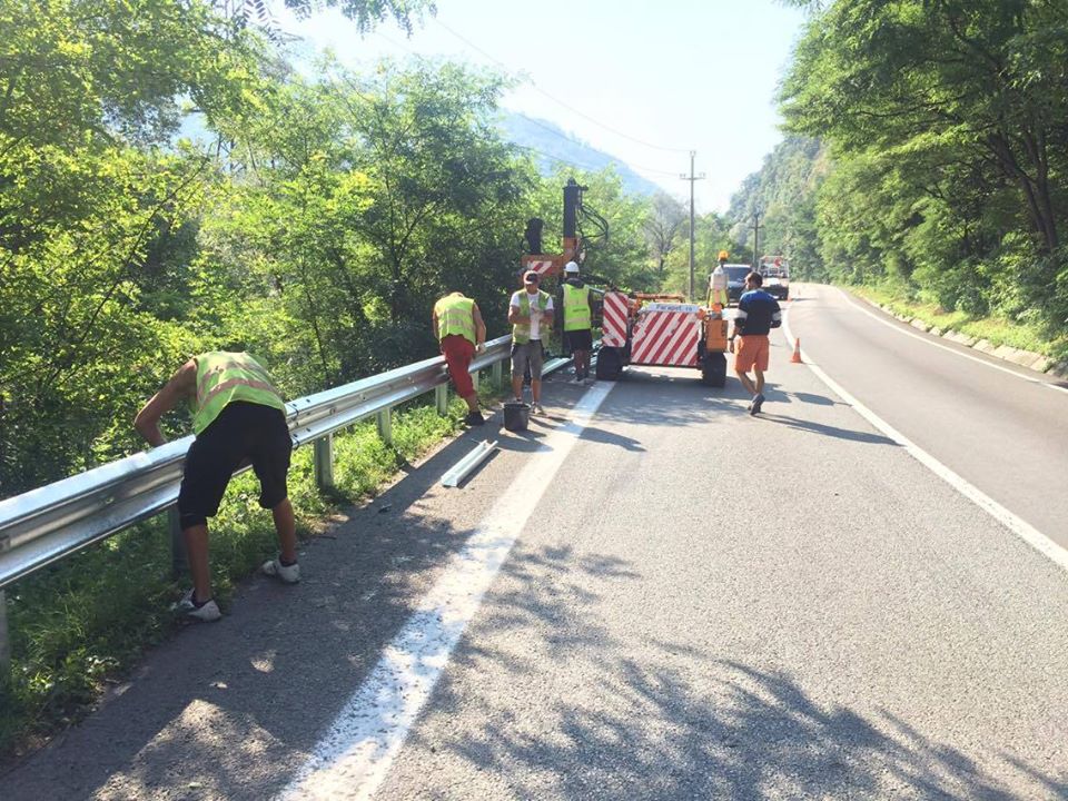 Trafic alternativ astăzi pe Valea Oltului. Se înlocuiesc parapeții metalici, la Câineni