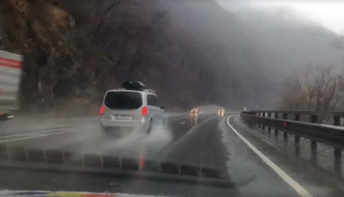 Video | Atenție, șoferi! Plouă puternic pe Valea Oltului