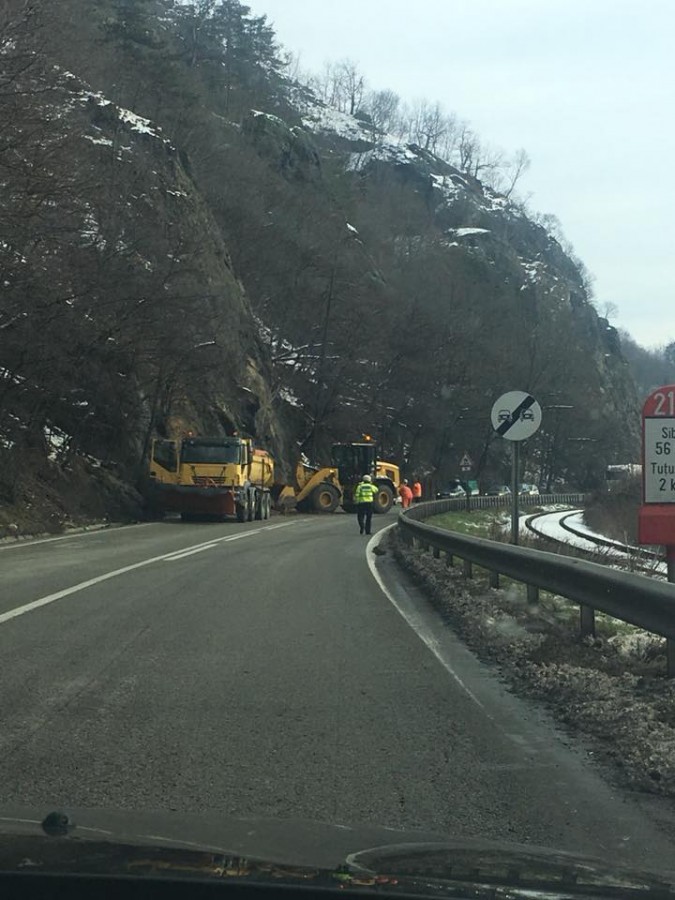 În jur de 35 t de piatră căzute pe carosabil, pe Valea Oltului
