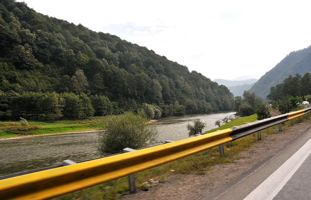 ACTUALIZARE - A rupt parapetul și a sărit în Olt. Șoferul a murit