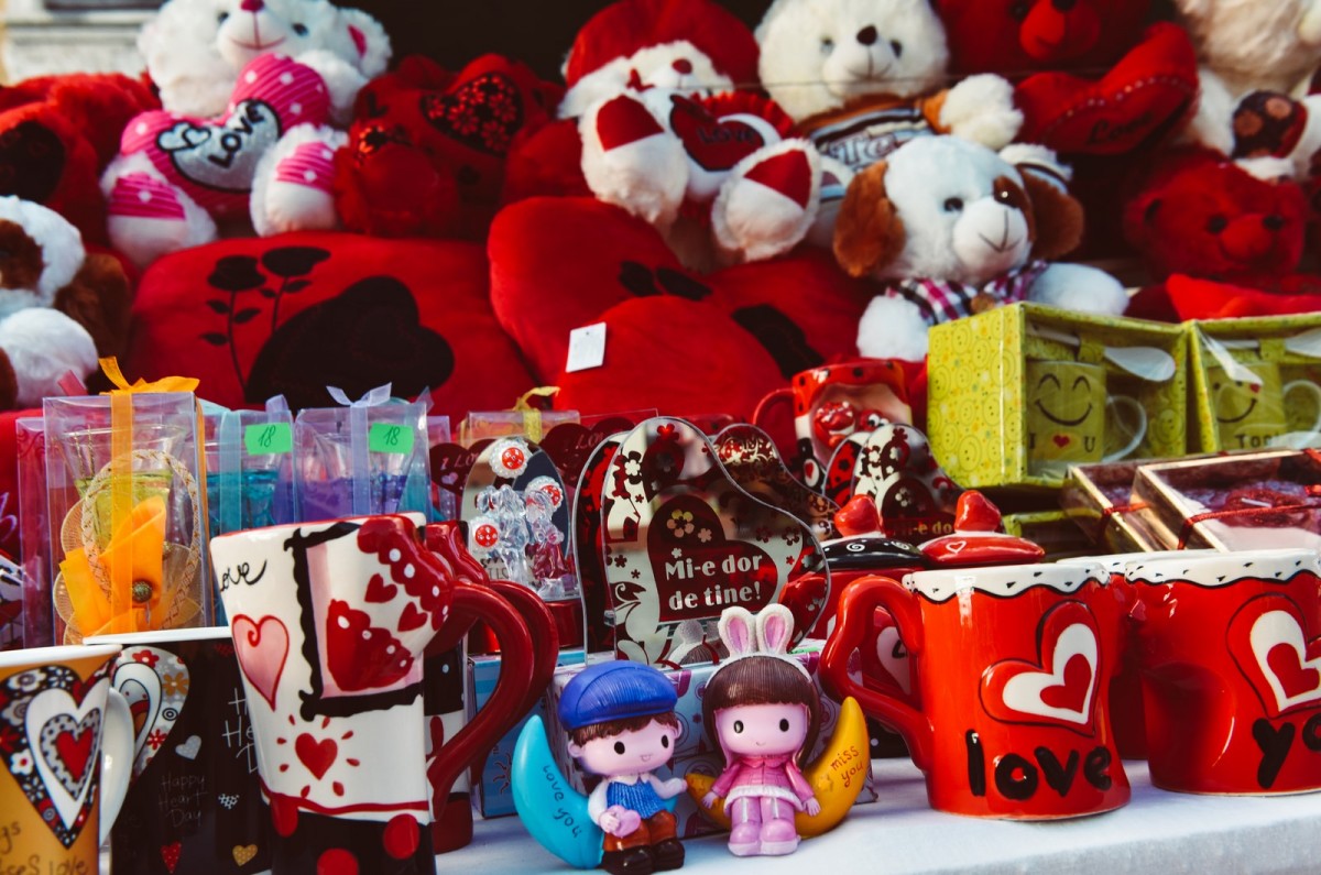 Ofertele comercianților de Valentine’s Day, kitsch tras la indigo