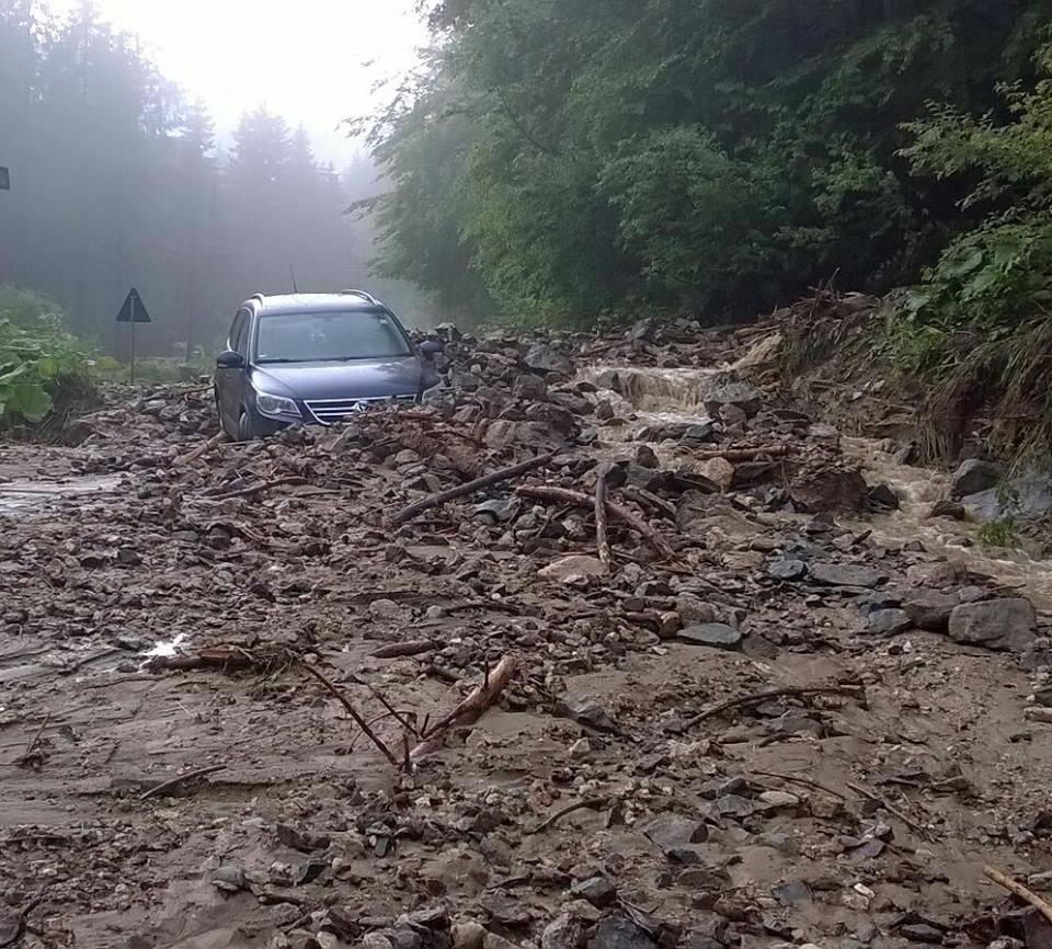 Patru sibieni surprinși de viitură mai sus de Gura Râului