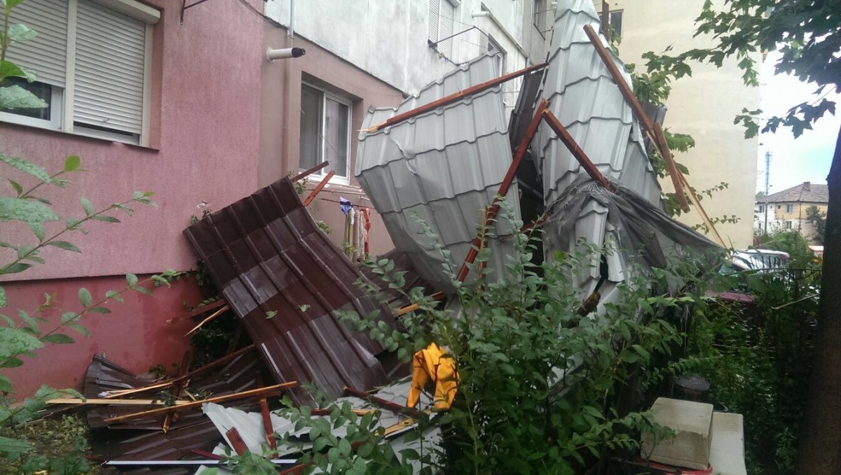 Acoperiş desprins de pe un bloc din cauza vântului puternic