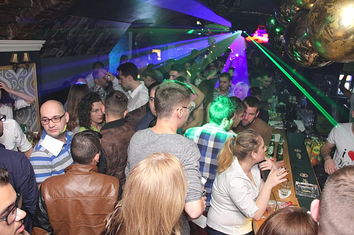 ”Mi-a luat foc o canapea în club și n-am putut-o stinge cu trei extinctoare”. Ce spun patronii de cluburi din Sibiu