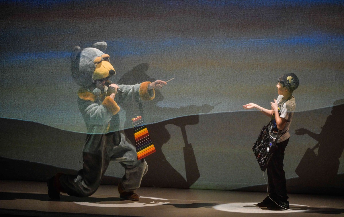 Proiecție specială a Teatrului GONG, pentru copiii cu deficiențe de auz din București
