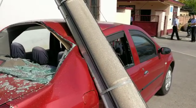 ACTUALIZARE-Stâlp doborât peste un autoturism. Șoferul autospecialei a primit avertizare scrisă