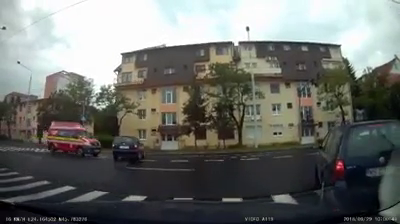 VIDEO | Un autoturism intră într-o autospecială SMURD în misiune, pe Milea