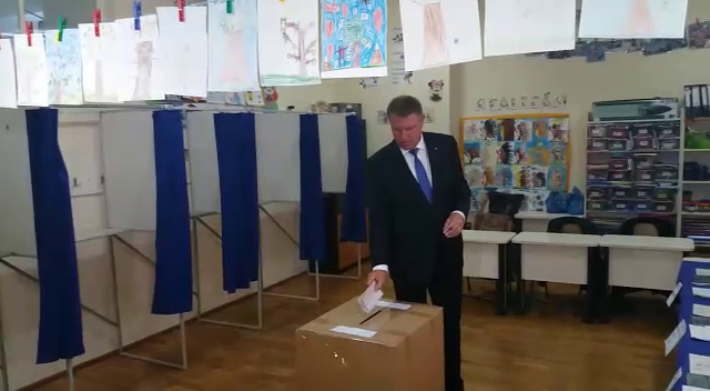 Klaus Iohannis a votat la Referendum. La o secție din Sibiu | VIDEO
