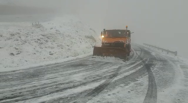 Ninsoare puternică pe Transfăgărășan. Se intervine cu un utilaj | VIDEO