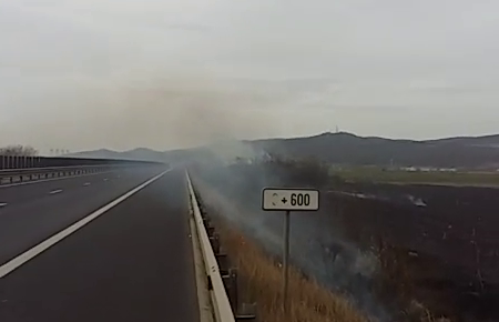 Trafic afectat pe A1, din cauza fumului de la un incendiu | VIDEO