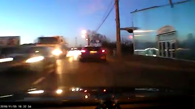 VIDEO Accident evitat în ultimul moment. Un șofer intră în intersecție fără să se asigure