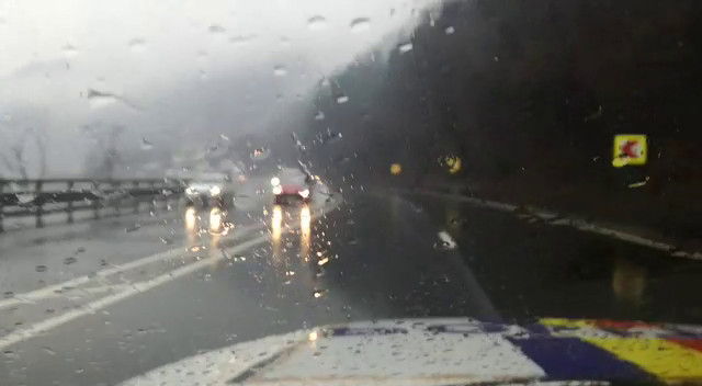 Atenție la drum! Pe Valea Oltului plouă puternic | VIDEO