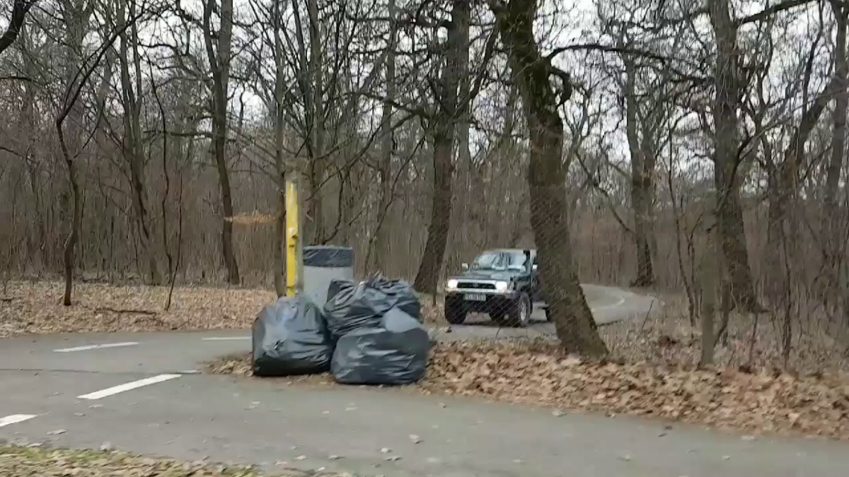 Mașina firmei de salubrizare, pe pista de biciclete de la Grădina Zoologică Sibiu