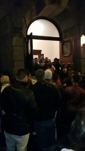 Bătaie și înjurături la biserica din Birmingham, în noaptea de Înviere. Mai mulți români implicați