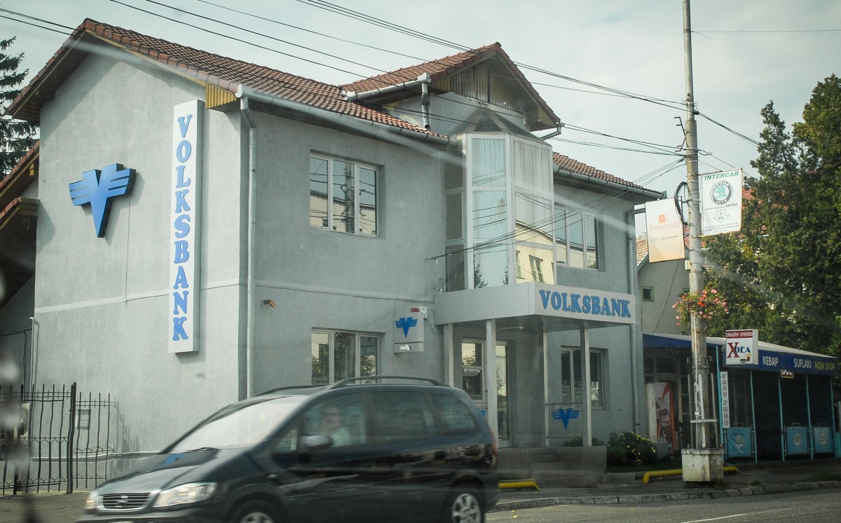 Om de afaceri sibian: La preluarea Volksbank de către Banca Transilvania mi-au dispărut 100.000 de lei din cont
