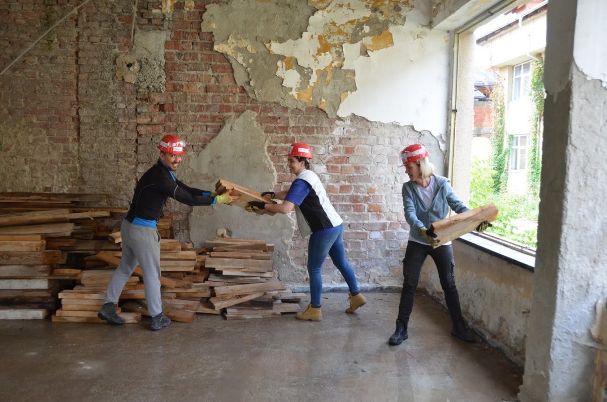 Voluntari din opt țări construiesc locuințe sociale la Mediaș