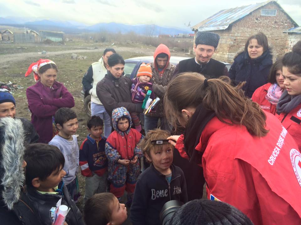  Voluntarii Crucii Roșii Sibiu și un preot au oferit articole de igienă copiilor din Turnișor