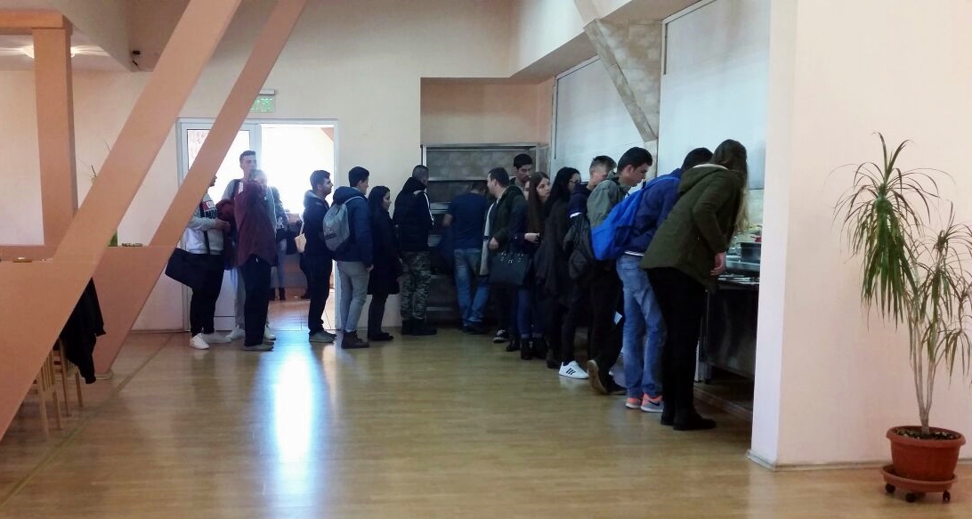 Coadă la cantina studențească. Ce mănâncă tinerii
