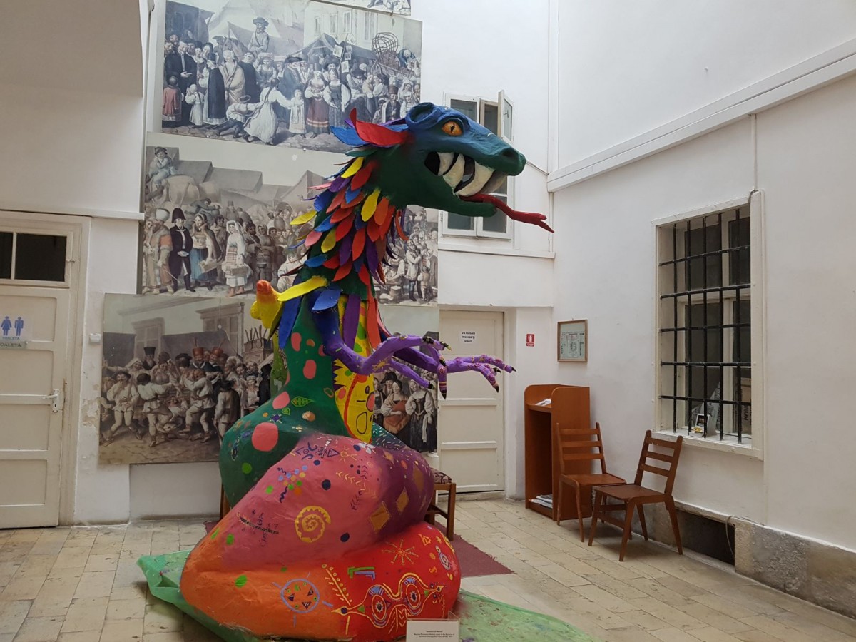 Prima expoziție din România cu obiecte din Mexic, la Sibiu. În centrul atenției, un personaj construit de elevii sibieni