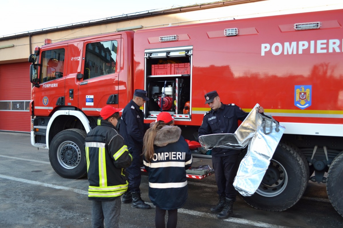 Doi elevi de la Școala Slimnic, „pompieri pentru o zi”