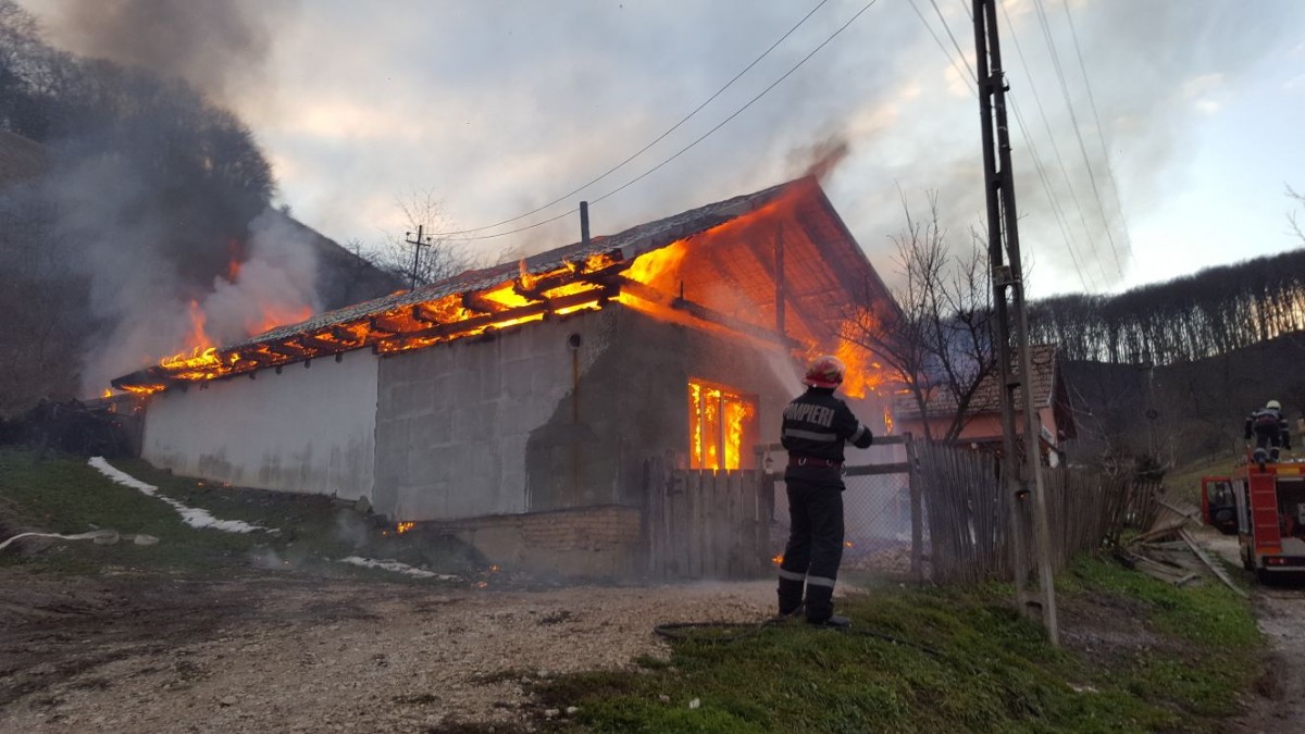 O casă dintr-o localitate sibiană a luat foc. A fost salvat mobilierul dintr-o singură cameră