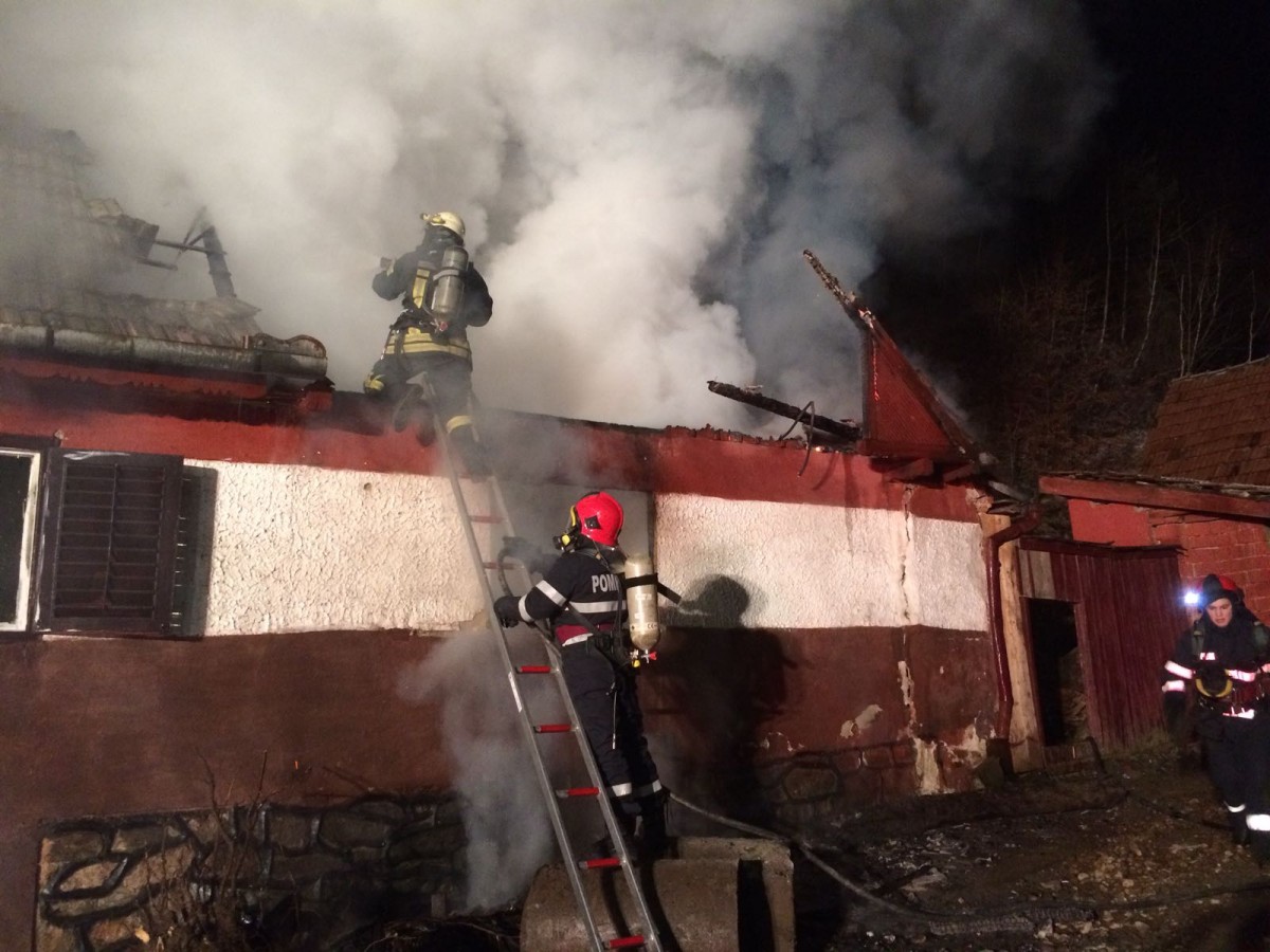 FOTO Incendiu la o casă din Rășinari, din cauza coșului de fum neizolat termic