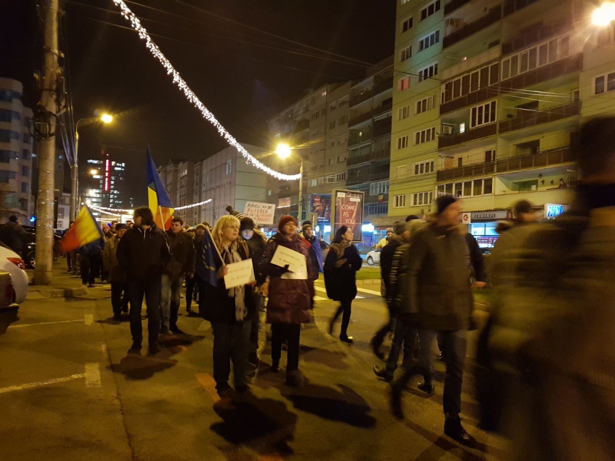 FOTO/VIDEO Peste 400 de protestatari au ieșit în stradă, la Sibiu