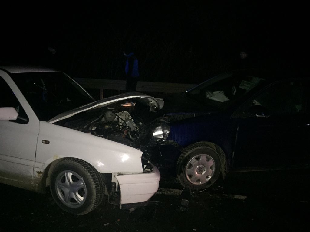Accident pe DN14, cu trei mașini implicate. Trafic blocat total