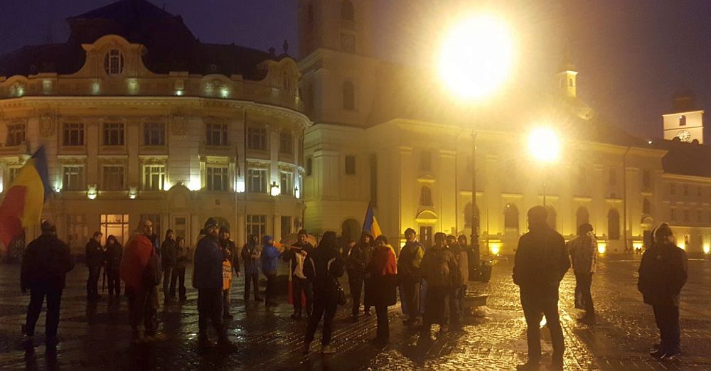 Foto-Video Câteva zeci de sibieni protestează în Piața Mare împotriva PSD