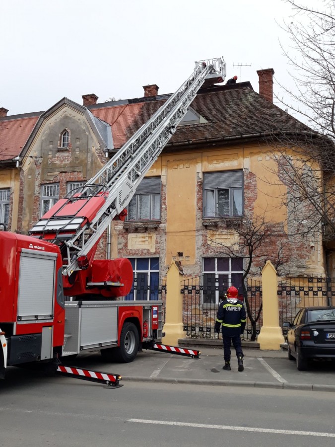 Intervenție la Grădinița nr. 18 din Sibiu. O tablă de pe acoperiș riscă să cadă