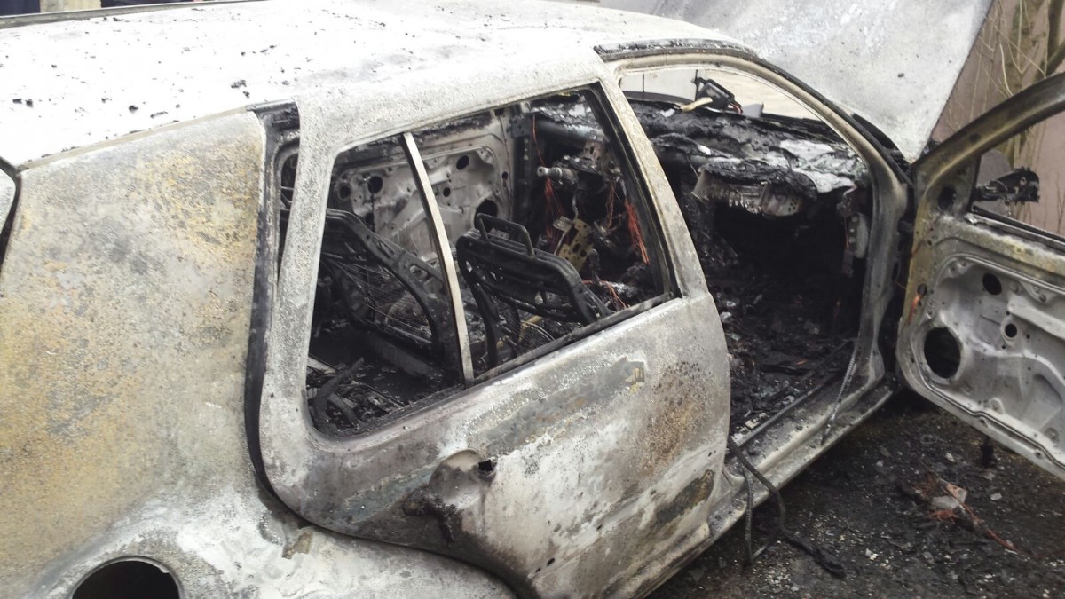O mașină a luat foc într-un garaj de pe strada Porumbescu