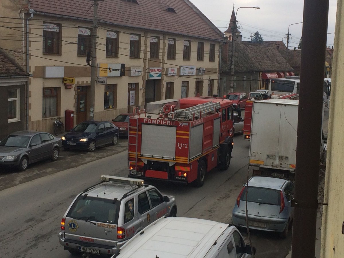 Incendiu la o casă de pe strada Lungă. Pompierii încearcă să limiteze pagubele