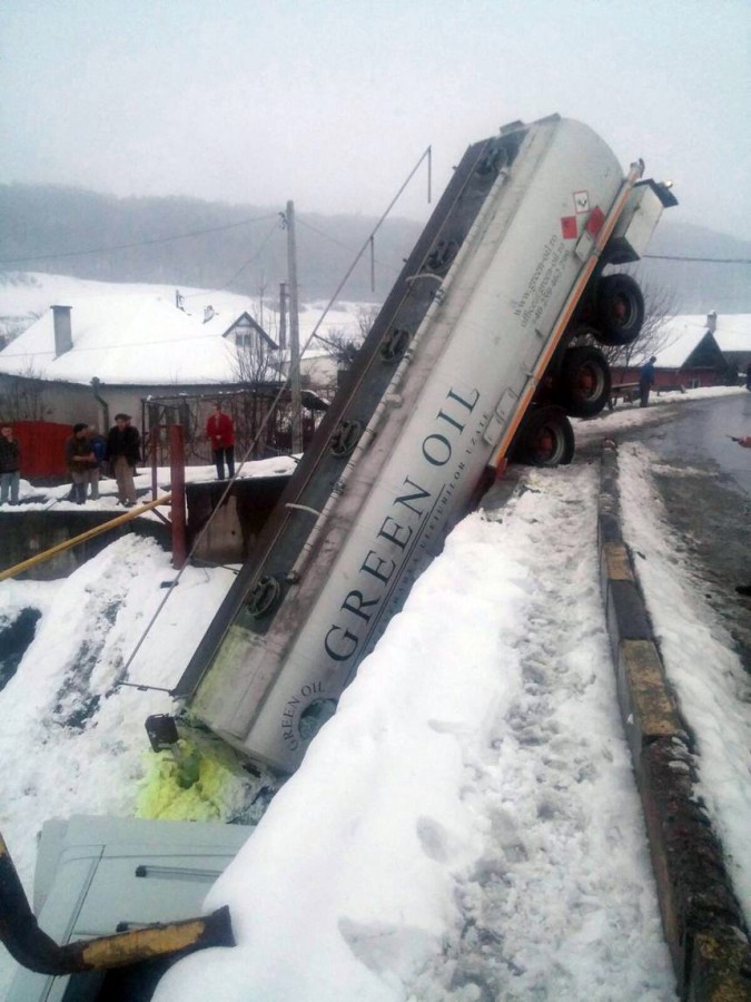 O cisternă care transporta combustibil s-a răsturnat pe DN 13, între Târgu Mureş şi Sighişoara