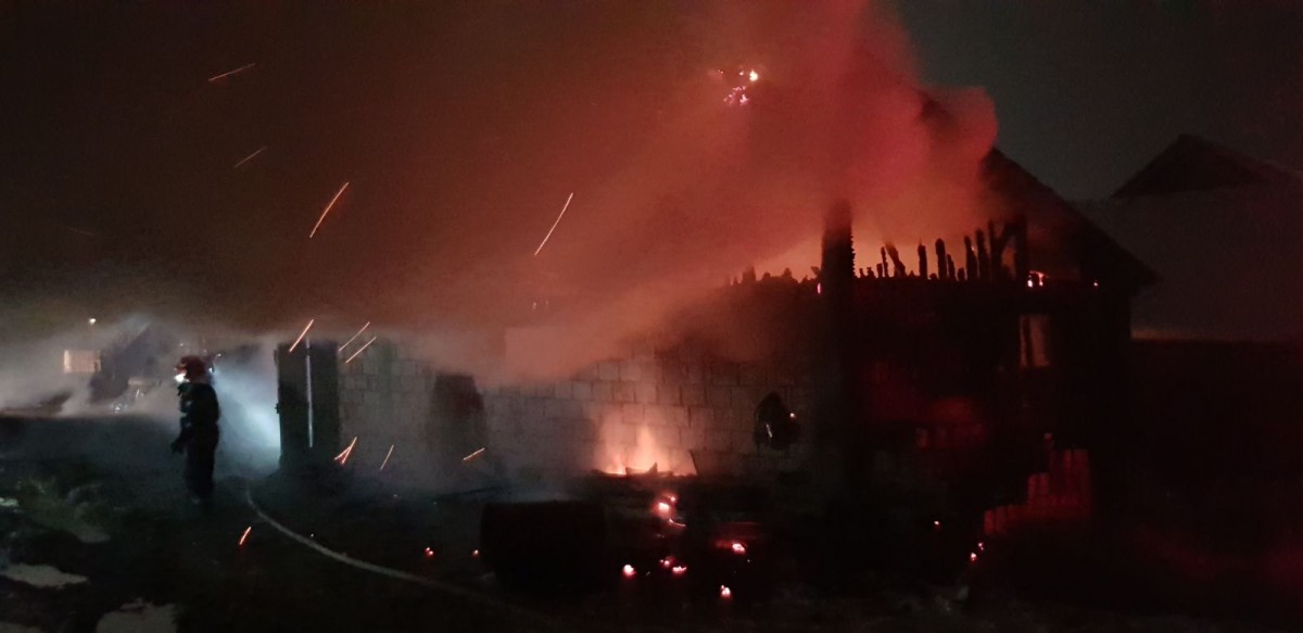 Incendiu de proporții la o fermă lângă Sibiu. O sută de animale au fost prinse în flăcări