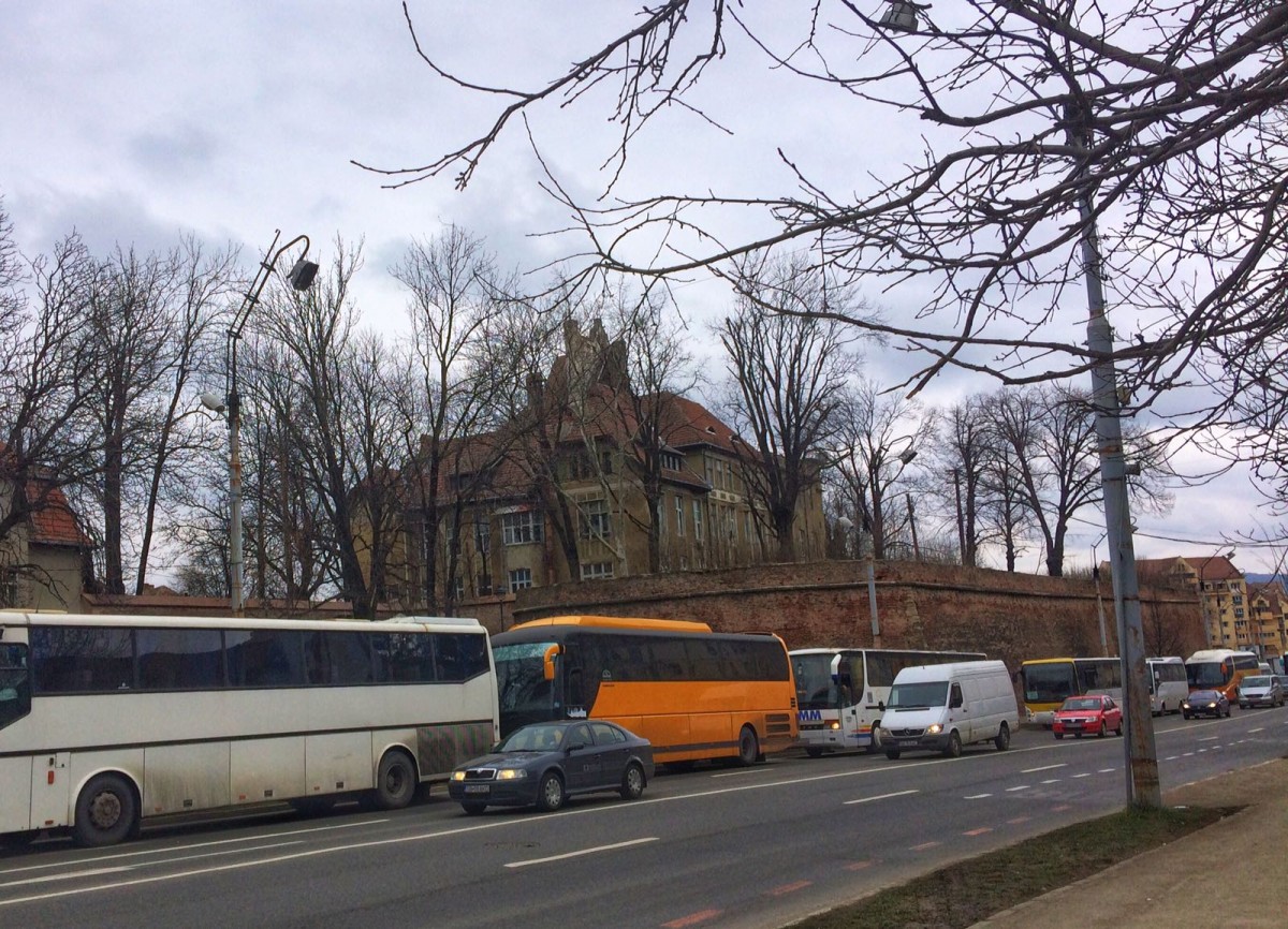 Bulevardul Coposu, transformat în parcare pentru autocare. Șoferii avertizați verbal