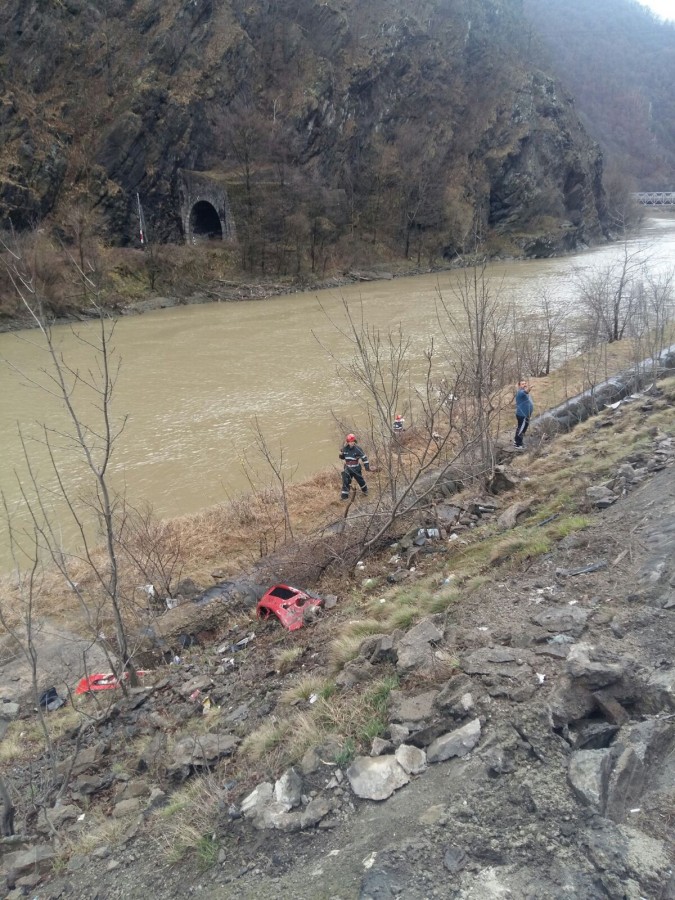 FOTO-Tragedie pe Valea Oltului. Au fost chemați de urgență scafandri și un elicopter SMURD