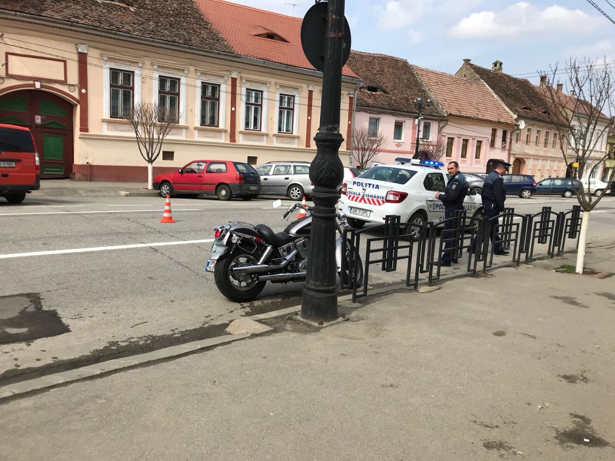 Video | Motociclist lovit de șoferul unui autoturism, în Cisnădie
