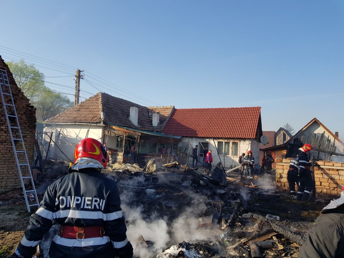 Incendiu în Vurpăr. Au ars două șuri și o bucătărie de vară
