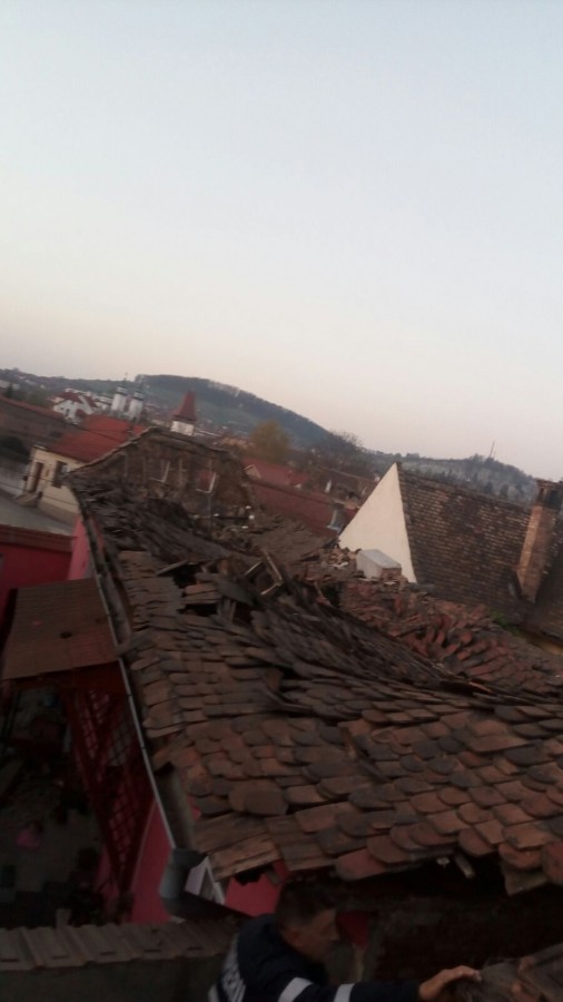 Acoperișul unei case s-a prăbușit. Patru persoane evacuate