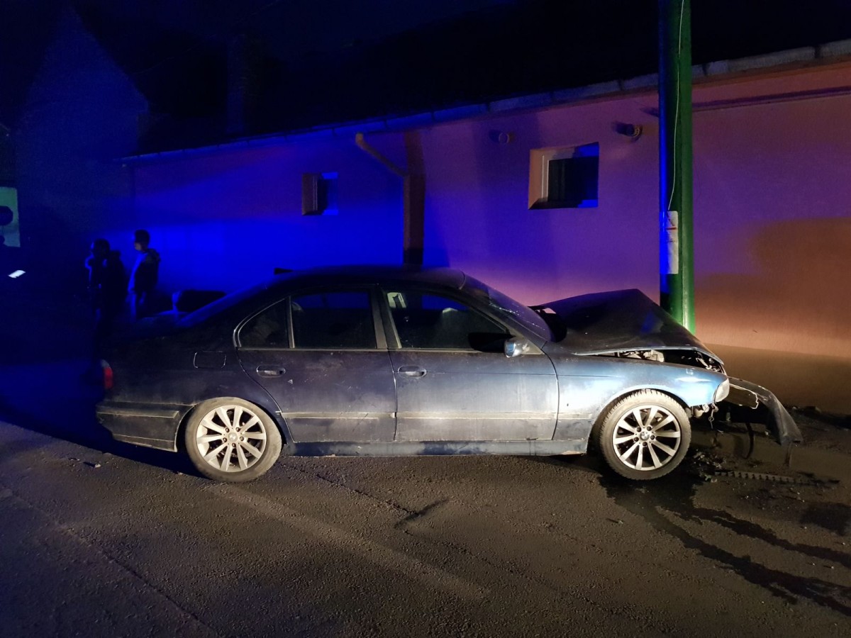 A intrat cu mașina într-un stâlp, în Cisnădie. Două persoane sunt rănite