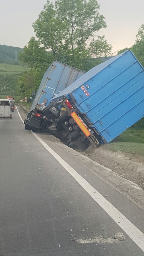 Trafic blocat pe DN 7. Un tir cu remorcă a ajuns în șanț