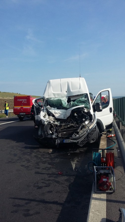 Accident pe autostradă, la Aciliu. Un șofer de microbuz a adormit la volan