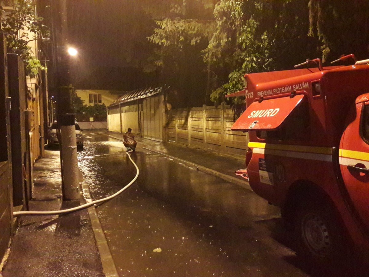 Meteorologii prelungesc codul galben de furtuni și vijelii