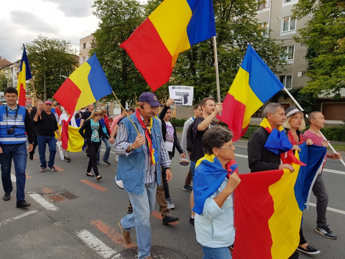 250 de oameni au protestat la Sibiu. „PSD, ciuma roșie”