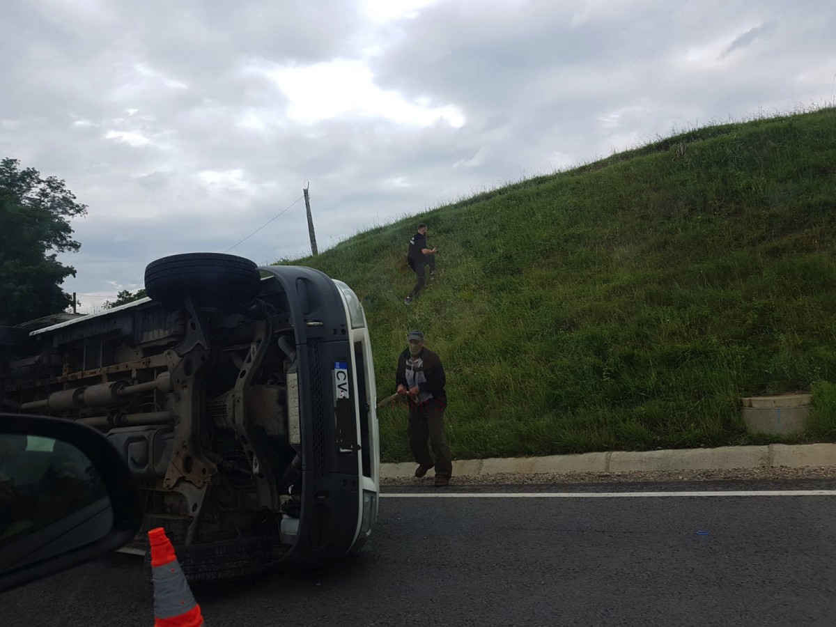 ACTUALIZARE Microbuz răsturnat pe DN14. Patru victime