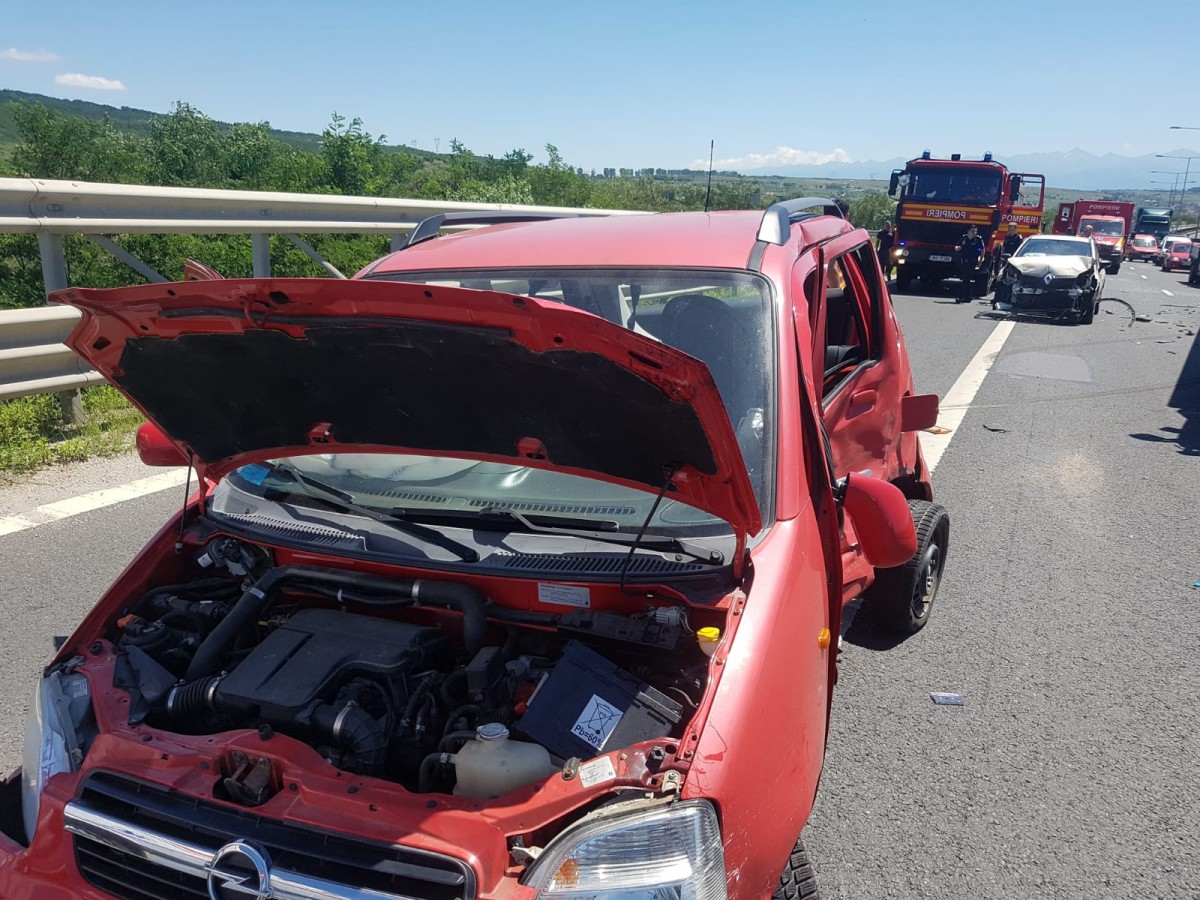 O șoferiță a întors pe autostradă și a provocat un accident. Șase răniți