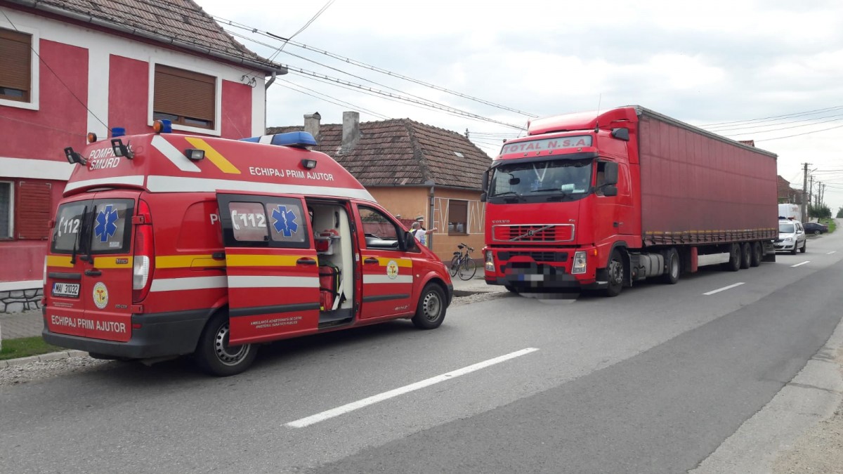 Un biciclist de 67 de ani din Sibiu a fost lovit de un TIR