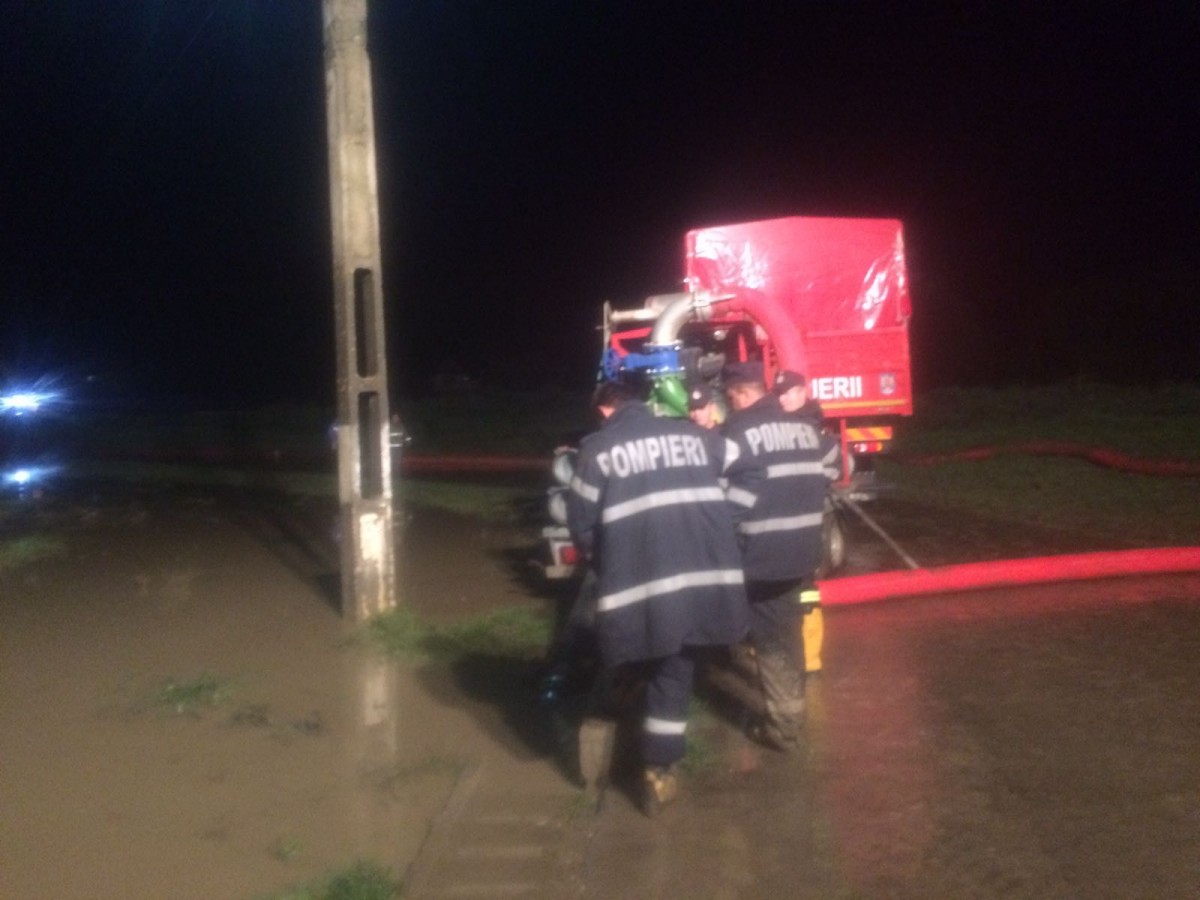 Noapte grea: Peste 200 de sibieni evacuați, 130 de pompieri la datorie